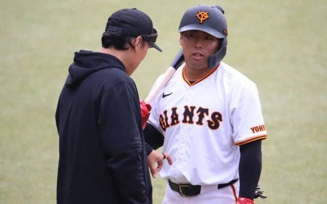 巨人 李承燁コーチが浅野翔吾に熱視線！日韓通算626号のレジェンドが身振り手振りでスター候補に打撃指導