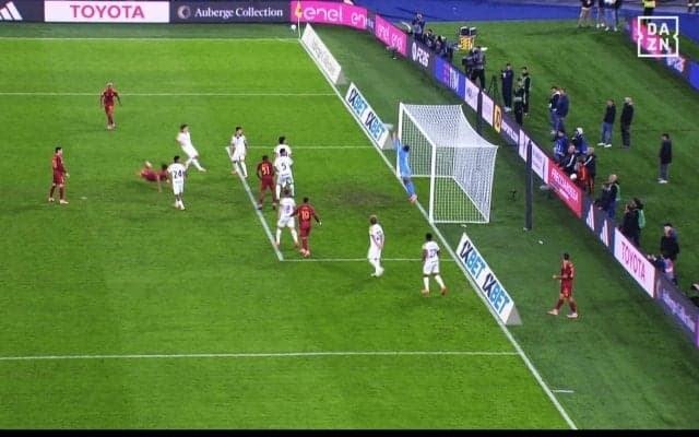 「相手はお手上げだ」鈴木彩艶の“神セーブ”が脚光！「ずば抜けた反応速度」「しっかり枠外に弾いた」ディバラの強烈ヘッド弾を弾いた瞬間