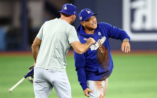 何が起きた…！？ ド軍ロバーツ監督に“想定外のアクシデント”「危なっ！」「大丈夫か？」 練習中に“まさかの衝撃展開”「監督って大変だな」