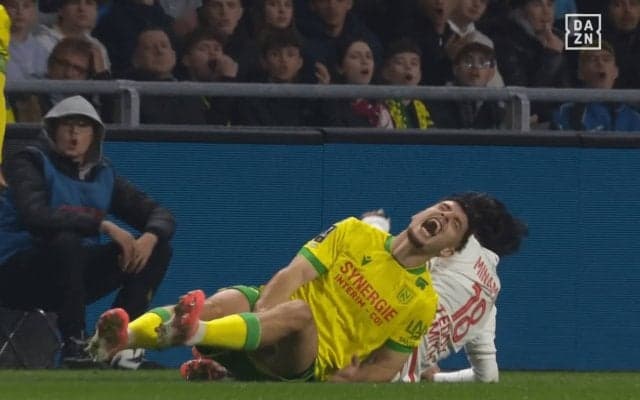 騒然！南野拓実があわや退場…危険な“後方タックル”に相手絶叫→敵地が大ブーイング「レッドでもおかしくない」「ヒヤヒヤした」