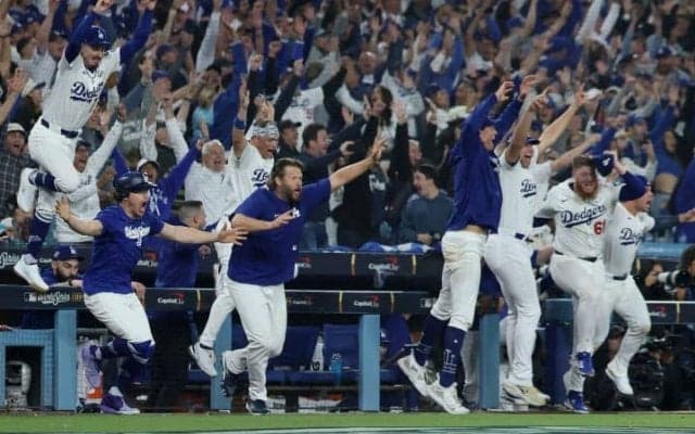 「マナーも敬意もない」“ゴミ屋敷”のドジャースタジアムに日米ファン失望と怒り　延長18回の反動？「不潔で気持ち悪い」