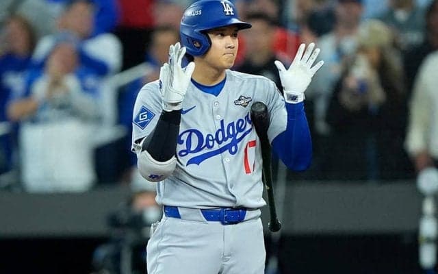 大谷翔平を“公開挑発”で物議…世界的大物がWS観戦　第1戦に続き、Bジェイズを応援