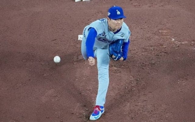 「アメリカ国旗を広げようとした」山本由伸登板中にファンが乱入…一時中断にNHK実況ピシャリ「勘弁してもらいたい」