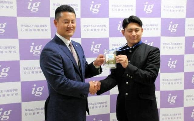 楽天ドラフト4巡目、学法石川・大栄選手にスカウト部長があいさつ