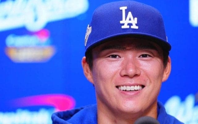 山本由伸＆佐々木朗希が熱い抱擁　“劇的勝利”の直後…ド軍公式だから激写できた瞬間