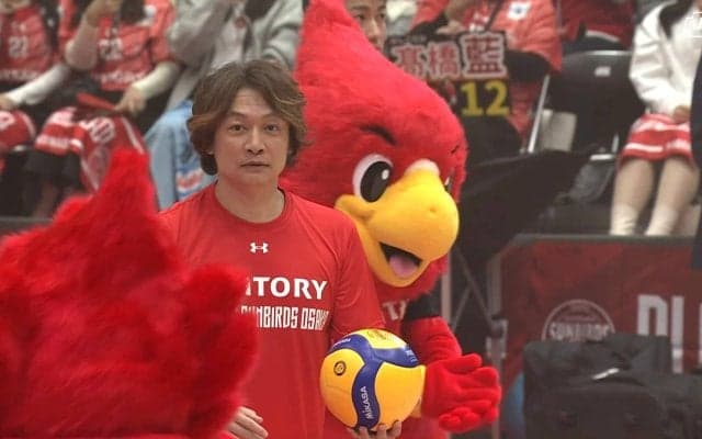 香取慎吾、始球式で“まさか”の事態 レシーブに飛び込んだ選手が“オモシロ神対応”