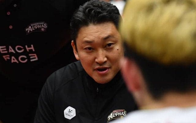 B1越谷・安齋竜三HCが試合前にあいさつ…活動停止明け初のホームゲーム、客席からは拍手