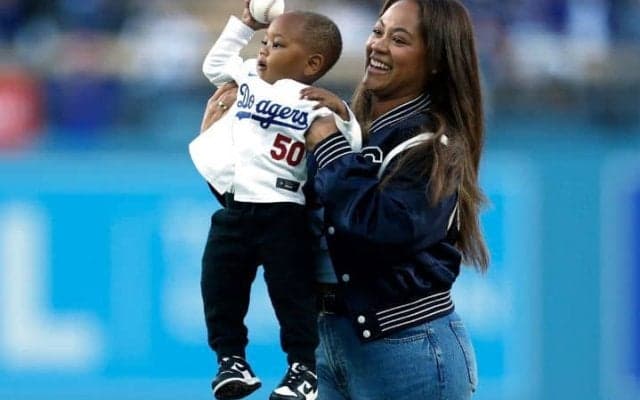 真美子さん不在も…ドジャース夫人会が「勝利の女神」に　統一の“戦闘服”に大反響「ONE PIECEの海軍みたいに凄みが」