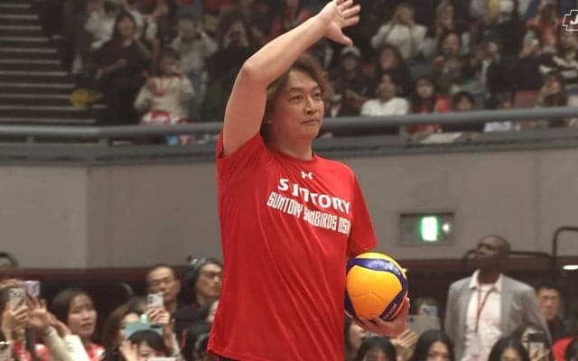 いきなり落ちた… 香取慎吾、始球式で魔球サーブ？ トップ選手の頭にボール直撃で会場騒然 