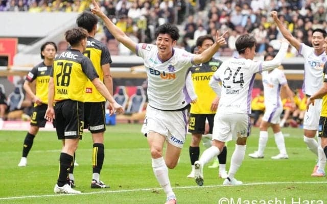 ｢日本代表でも取り入れたらいいのに｣広島の“2枚でGKブロック”のロングスロー戦術が見事！ ルヴァン杯決勝での2得点に｢ロングスロー嫌いだけどとっても効果的｣