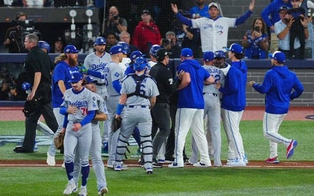 WS第7戦で乱闘騒ぎ　両軍選手飛び出す…ド軍ロブレスキ死球からブ軍選手激怒、場内騒然で警告試合に