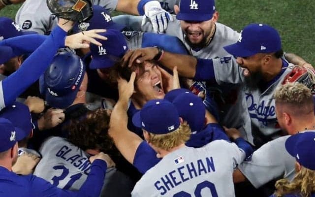 ロハスの劇的弾に、山本由伸の中0日登板…ドラマがありすぎたドジャースの連覇に米記者も衝撃「こんな展開は脚本でも書けない」