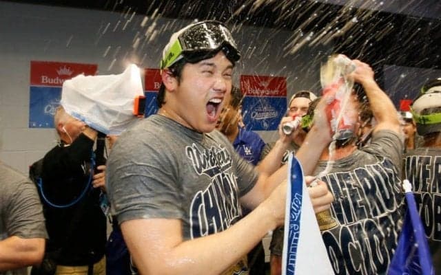 大谷は満面笑み…ド軍の日本人が3人集結！　世界一達成後に“胸熱の1枚”撮影