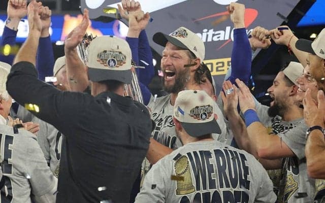 ド軍カーショー、世界一に号泣「オーマイガー」　家族の前で堪えられず…泣き崩れハグ