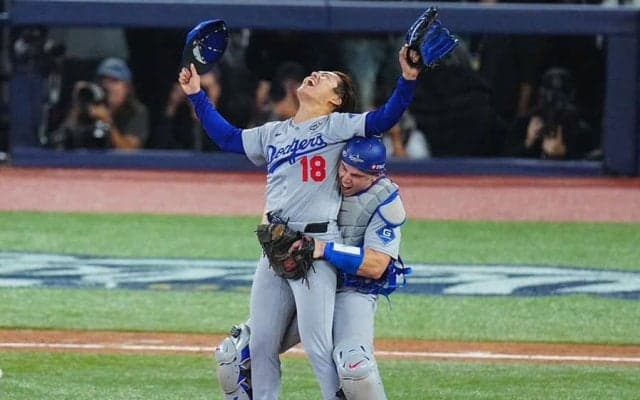 山本由伸、優勝トロフィー手に笑顔「MVP! MVP!」　球団SNSが“輝く1枚”公開