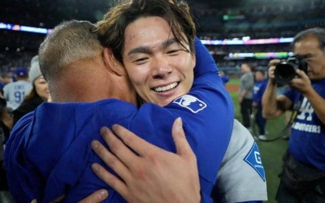 山本由伸がグラウンドで流した涙　指揮官の熱いハグ、耳元で言葉…感極まった表情に