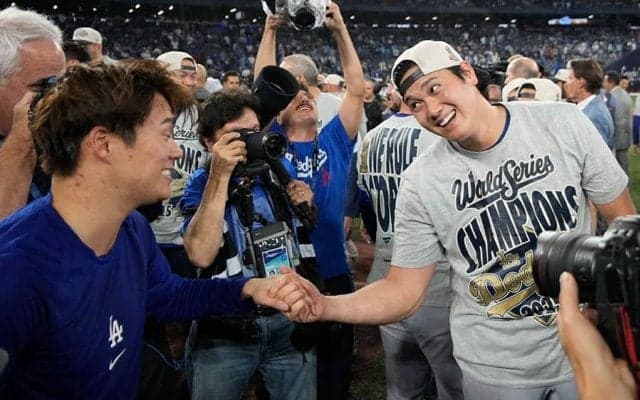 大谷翔平も山本由伸“最敬礼”「本物は本物を知る」　MLB公式が紹介…歓喜の美酒の光景