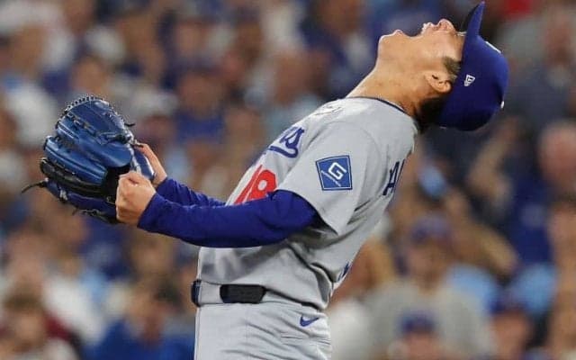 「私は投入したくなかった」なぜドジャースは山本由伸を中0日で投げさせたのか？ ロバーツ監督が証言した“伝説連投”の舞台裏