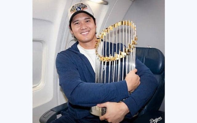 ド軍が機内ショットを公開　大谷がトロフィー手に笑顔…由伸は“スヤスヤ”、LAへ移動