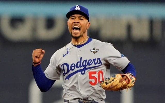 由伸とハグ…ベッツ妻が大興奮「壮絶だった！」　真美子さんらと観戦「誇りに思うわ！」