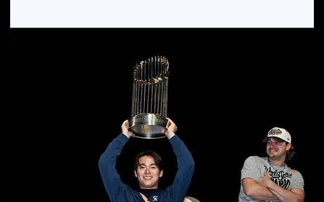 ド軍がLA到着、空港ショット公開　山本由伸がトロフィー掲げ笑顔…堂々の“凱旋”