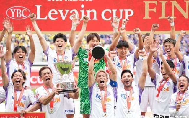 紫と黄色に染まった国立競技場で広島が掲げた歓喜の優勝カップ！ バットマン田中聡のキーマン封じ＆中野就斗のロングスローから荒木隼人の渾身ヘッド＆ジャーメイン良のボレー弾！