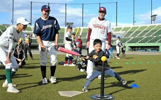 「投げるのが楽しい」　子どもたちが魅力を体験　山形県高野連が催し