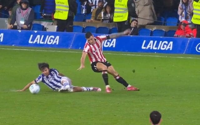 久保建英、2度倒されても…「絶対渡さない」粘りの鬼ディフェンスでイエローカード誘発「意志を感じる守備」