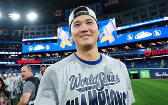 突如登場したデコピン　MLB公式でも異例の待遇…2年連続の“世界一”を祝福