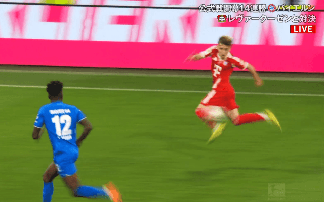 驚愕！17歳神童の“芸術的トラップ”が「メッシすぎる」後方からのパスをアウトサイドで完璧に操った瞬間「バイエルン・ファンは幸せ」