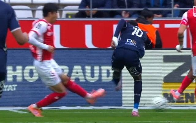 「寄せが甘い」「ポジションもプレスも微妙」日本代表DF、目の前で失点を許してファンから厳しい声