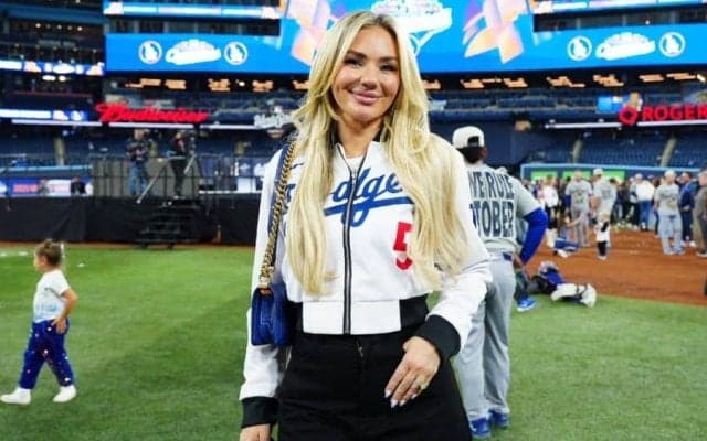 真美子夫人も着用…特注ジャケットをさらり着こなし　元モデルのフリーマン妻が歓喜の報告