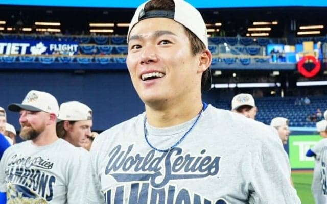 山本由伸、MVPトロフィーは「めちゃくちゃ重かった」　WSパレード参加…滲ませた笑顔