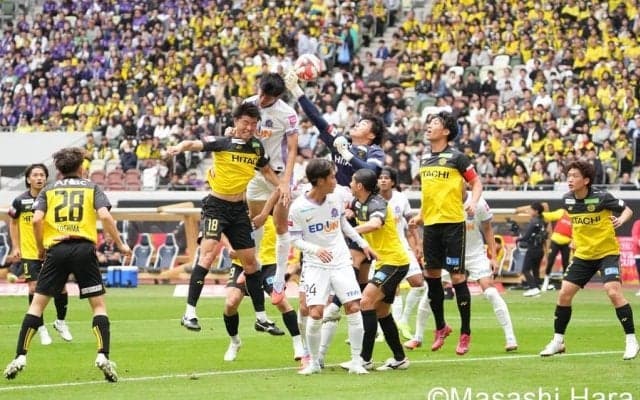 冷静だった｢Jリーグ最強CB陣｣と代表GK、中野蹴斗らの飛び道具で｢最大の課題｣を克服した広島【ルヴァン杯決勝で｢変貌を遂げた｣柏、新兵器を｢手に入れた｣広島】(2)