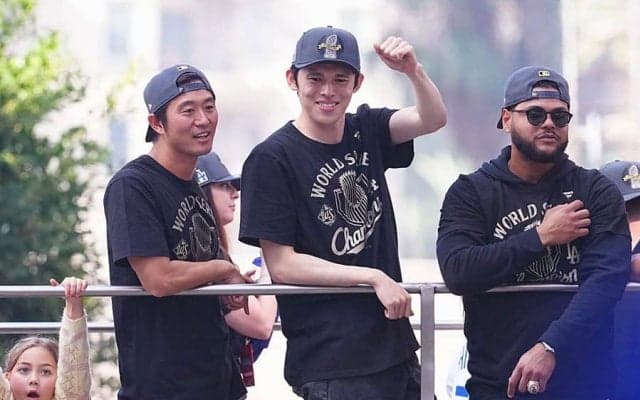 佐々木朗希、壇上でロハスから“無茶振り”　誕生日祝いのはずが…突然の「踊れ」に苦笑い