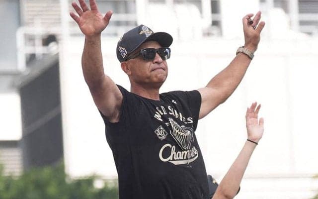 ロバーツ監督が絶叫「2よりいいものはなんだ？」　WS優勝セレモニーで3連覇を誓う