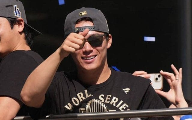 山本由伸、先頭でWS連覇のセレモニーに登壇　シリーズ3勝でMVP…堂々の登場に本拠地大歓声