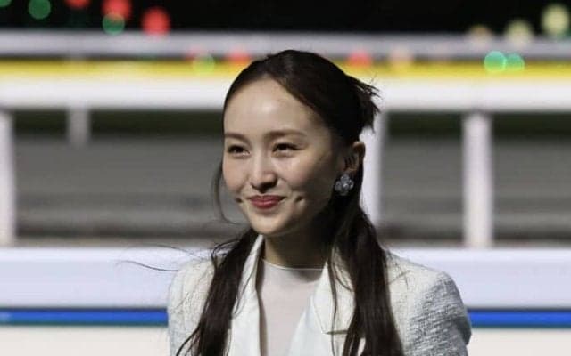 ももクロ・百田夏菜子がJBCクラシックのプレゼンターとして登場…純白ドレスで華やかに花束を贈呈