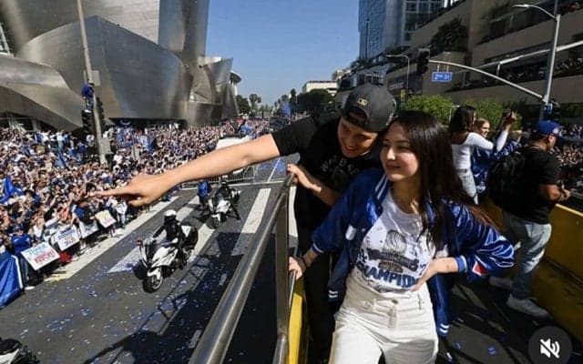 大谷翔平、真美子さんに寄り添う貴重写真を公開　パレード＆セレモニー報告「Thank you LA」