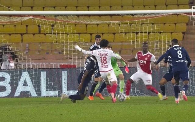 南野拓実、豪快シュートを枠外へ飛ばし痛恨の決定機逸「それは枠入れなきゃ」同点チャンスを逃しファンから厳しい声