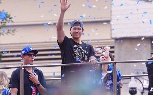 大谷翔平が抱きしめられた屈強な男　パレード投稿で謎の人物…滲み出た“裏方への配慮”