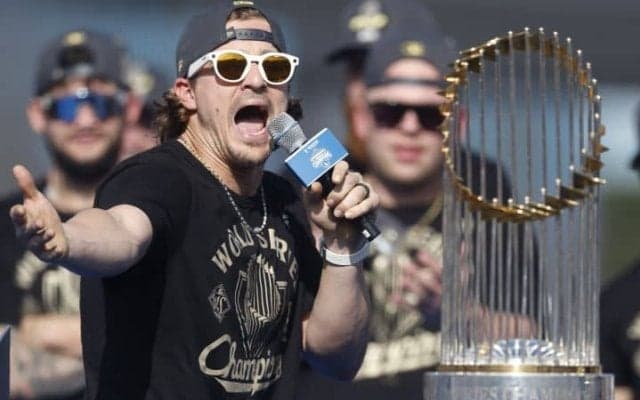 「俺たちはとんでもないダイナスティだぜ」ド軍“お祭り男”が大胆発言「やりたいことを何でもやるんだ！」優勝報告会でファン熱狂