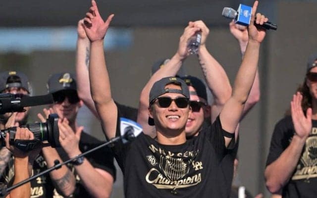 大谷翔平、MVP山本由伸に容赦ない行動　“商売道具”を手に取り…SNS爆笑「大事に扱って」