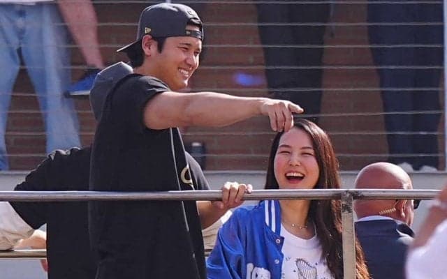 判明した大谷翔平の“指差しの理由”　真美子夫人は爆笑→目隠し…まさかのお願い