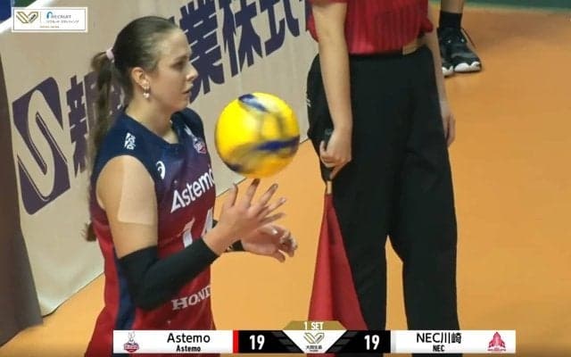 女子バレー、指で“どんだけ”回す？ サーブ前の高速ルーティンがめっちゃすごいと話題