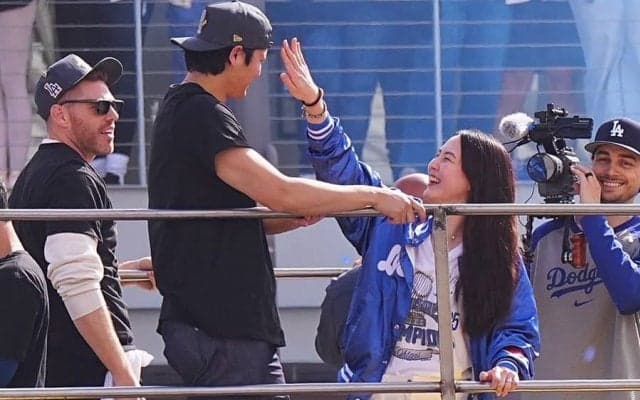大谷翔平ですら「時々シャイに」　真美子夫人とバスの上で…突然の表情にMLB公式も注目