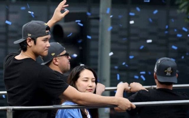 「真美子夫人が最高の反応！」米誌も注目　優勝パレード中に起きた大谷への衝撃プロポーズに真美子夫人が見せた＂神対応＂が話題　「仲の良さが伝わる心温まる一幕」