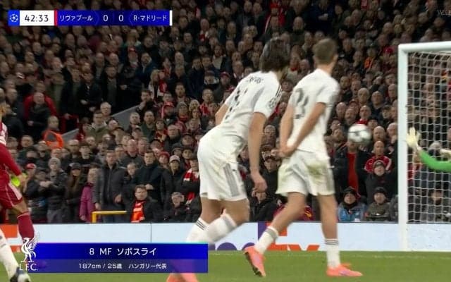 SNS沸騰「人間やめてるって」超ゴラッソ級“無回転”弾丸ミドルを片手で止めた異次元のプレー！「神シュートに神セーブ」「どっちもバケモン」