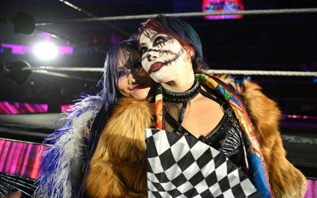 別人すぎる…日本人女子タッグ、“ほぼ素顔”で会場入り 驚きのギャップに「美しい2人」ファン騒然 ちらり肉体美にも「腹筋たまらん」