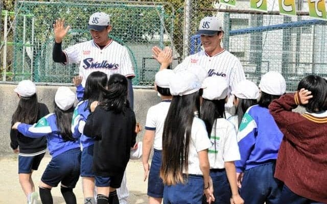 「スワローズで待ってます」松山でキャンプ中の奥川投手が小学校訪問